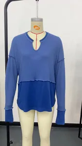 Detalle de la camiseta de manga larga de punto gofrado azul para mujer en maniquí