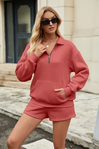 Vollansicht einer Frau in einem modischen korallenrosa Sweatshirt und Shorts Set