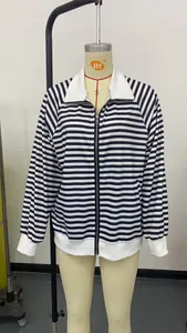 Vue détaillée d'une veste à rayures bleu et blanc avec col blanc sur un mannequin d'art.