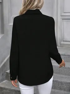 Vue arrière détaillée d'une chemise décontractée noire à manches longues sur un modèle