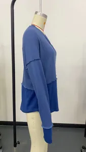 Detalle de la sudadera casual azul para mujer con punto gofrado y empalme