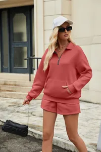 Damen-Zweiteiler Set aus korallenfarbenem Sweatshirt mit Halbreißverschluss und Shorts