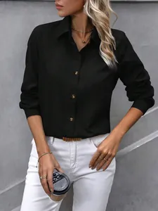 Détail d'une chemise noire à manches longues avec boutons et tissu texturé élégant