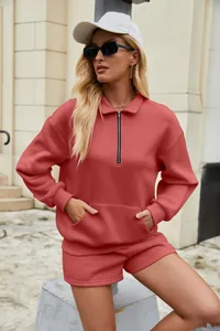 Detailansicht des lässigen zweiteiligen Damen-Sets aus Sweatshirt und Shorts in Ziegelrot