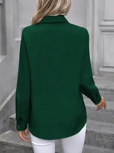 Vue arrière d'une chemise décontractée vert foncé à manches longues pour femmes