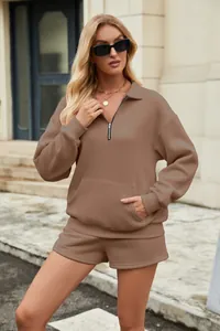 Lässiges braunes Damen-Sweatshirt-Set mit halbem Reißverschluss und passenden Shorts
