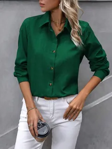 Gros plan sur une chemise verte à manches longues avec boutons et col à revers