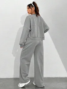 Vue arrière d'un ensemble de détente gris deux pièces avec pantalon large pour femme.