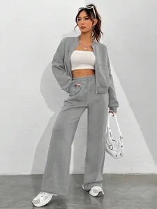 Vue complète d'un ensemble de détente gris avec cardigan zippé et pantalon large