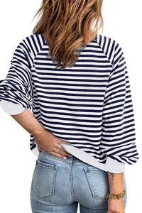 Vue arrière d'un sweat-shirt à manches longues à rayures bleu marine et blanc pour femmes