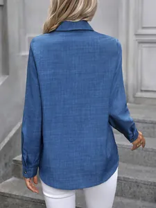 Vue arrière d'une chemise décontractée bleue à manches longues avec tissu texturé et col