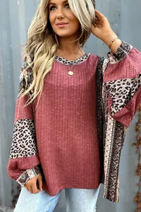 Stylish women's pink ribbed sweatshirt with leopard print patchwork sleeves and loose fit