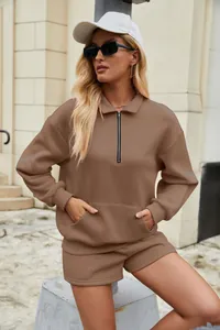 Detailansicht eines 2-teiligen Damen-Sweat-Sets mit Quarter-Zip-Oberteil und passenden Shorts