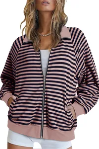 Gilet décontracté pour femme à rayures horizontales rose et marine avec fermeture éclair.