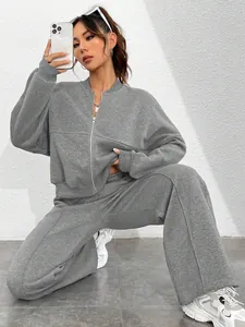 Mannequin asiatique posant dans un survêtement gris deux pièces avec cardigan zippé