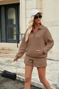 Lässiges braunes zweiteiliges Sweatshirt- und Shorts-Set, getragen von einem Model im Freien