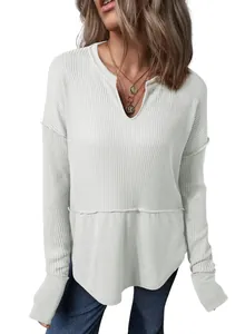 Detalle de sudadera casual de manga larga para mujer con tejido de gofre