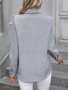 Vue arrière détaillée d'une chemise décontractée grise à manches longues pour femmes