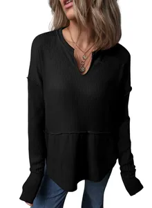 Primer plano de camiseta casual negra de manga larga con detalle de tejido gofrado