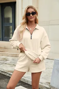 Detaillierte Aufnahme eines stylischen cremefarbenen Sweatshirt und Shorts Sets Damen