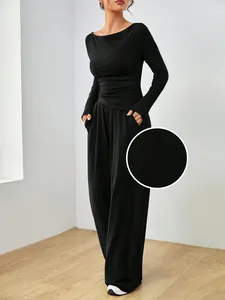Vista macro dettagliata del completo da donna nero con maglia a maniche lunghe e pantaloni larghi