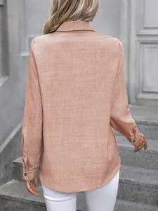 Vue arrière d'une chemise décontractée à manches longues rose poudré texturée