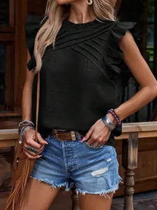 Detalle de top negro sin mangas con hombros de volantes y elegante diseño plisado en el pecho