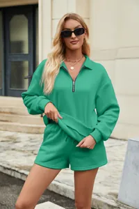 Lässiges grünes zweiteiliges Sweatshirt- und Shorts-Lounge-Set für Damen am Modell