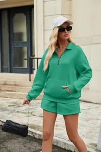 Damen Set aus smaragdgrünem Sweatshirt mit Viertelreißverschluss und passenden Shorts