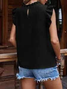 Vista trasera de top negro con mangas de volantes, abertura trasera y cuello rizado
