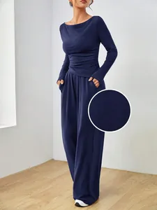 Primo piano di completo blu navy due pezzi con trama morbida e pantaloni a gamba larga