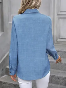 Vue arrière d'une chemise décontractée bleue à manches longues avec col à revers