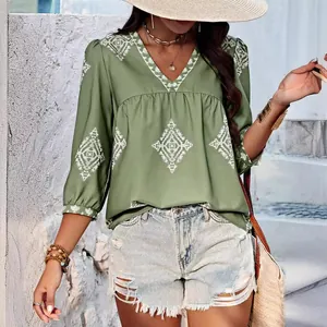 Boho-Bluse in Grün mit V-Ausschnitt, weißem Geometrie-Print und 3/4-Ärmeln