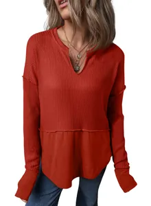 Detalle de camiseta de manga larga de punto gofrado rojo teja elegante para mujer