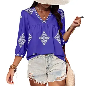 Modische Boho-Bluse in Königsblau mit V-Ausschnitt, weißem Print und 3/4-Ärmeln