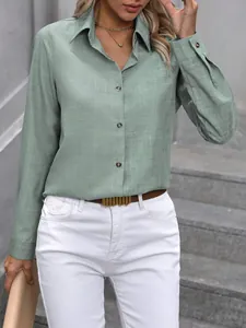 Détail d'une chemise décontractée à manches longues vert clair avec col et boutons