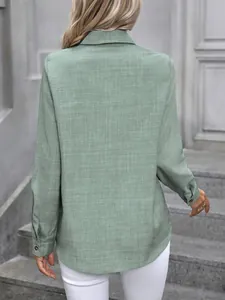 Vue arrière détaillée d'une chemise décontractée à manches longues vert sauge en tissu texturé