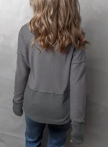 Vista trasera de sudadera gris de punto gofrado con detalle de dobladillo mujer