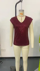 Top de lentejuelas burdeos con cuello en V presentado en un maniquí de costura