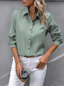 Vue détaillée d'un chemisier femme vert sauge à texture lin avec manches longues boutonnées