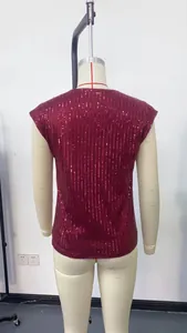 Vista posterior detallada de un top sin mangas con lentejuelas burdeos en un maniquí