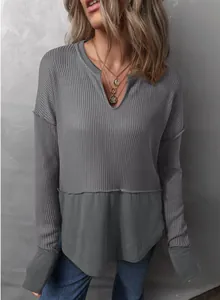 Detalle de sudadera casual gris de punto gofrado con cuello en V y ajuste holgado