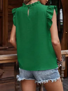Vista trasera de una blusa verde oscuro sin mangas con volantes elegantes y detalle de botón.