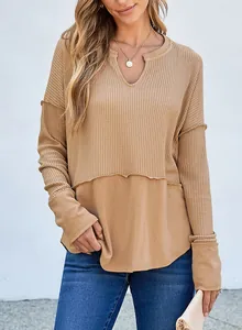 Detalle de camiseta informal de manga larga de punto de gofre caqui para mujer