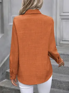 Vue arrière d'une chemise décontractée orange à manches longues et col à revers