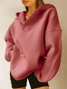 Detailansicht eines oversized Kapuzenpullovers in Altrosa mit weicher Textur am Model