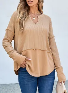 Primer plano de sudadera de mujer color camel con patchwork de punto gofrado