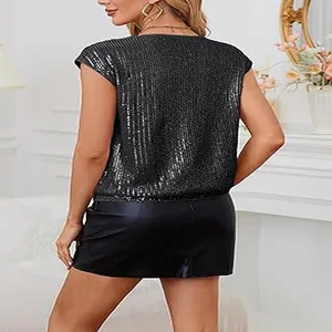 Vista posterior de un top negro sin mangas con lentejuelas para mujer con textura brillante