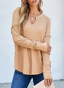 Primer plano detallado de la camiseta de punto gofrado de manga larga para mujer.