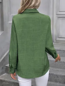 Vue arrière d'une chemise verte à manches longues avec texture de tissu aspect lin.